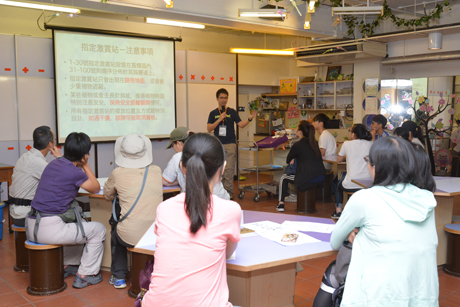 可觀中心陳錦江老師為義工講解比賽規則。